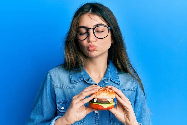 Mladá Běloška Chutný Klasický Burger Dívá Kamery Posílá Polibek Který — Stock fotografie