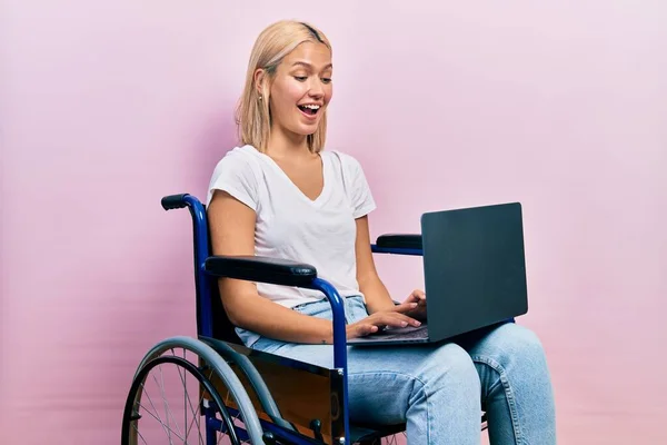 Красивая Блондинка Сидит Инвалидной Коляске Ноутбуком Празднует Сумасшедший Поражен Успехом — стоковое фото