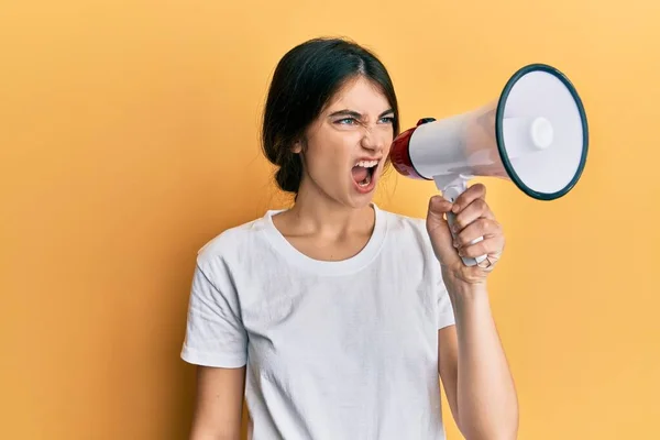 Jeune Belle Femme Portant Casual Shirt Blanc Avec Grand Mégaphone — Photo