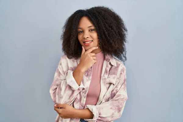 Ung Afrikansk Amerikansk Kvinna Står Över Blå Bakgrund Ser Säker — Stockfoto