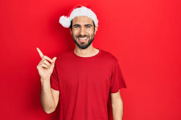 Joven Hispano Con Sombrero Navidad Con Una Gran Sonrisa Cara —  Fotos de Stock