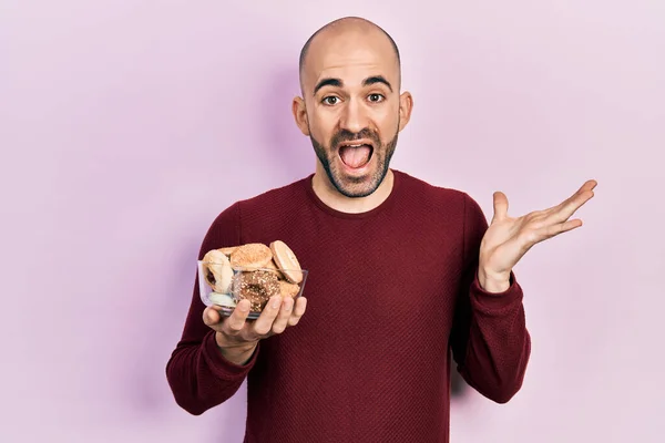 Jonge Kale Man Met Zoete Gebak Vieren Prestatie Met Vrolijke — Stockfoto