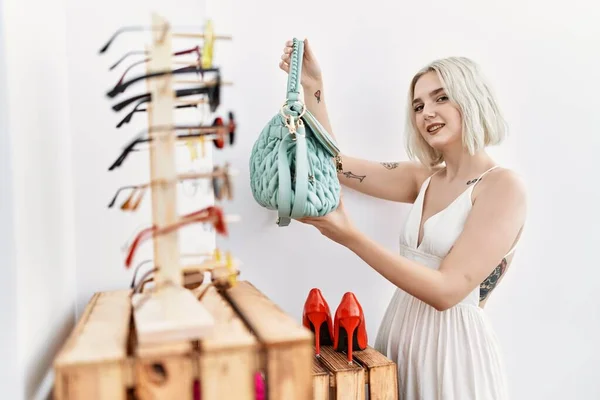 Mladá Běloška Žena Usmívá Sebevědomě Drží Kabelku Obchodě Oblečením — Stock fotografie