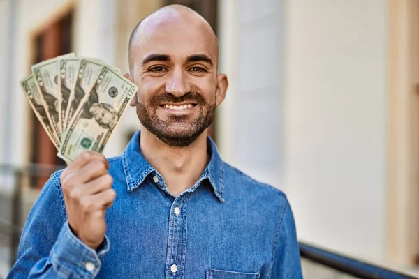 Junger Hispanischer Mann Lächelt Glücklich Und Hält Dollars Der Stadt — Stockfoto
