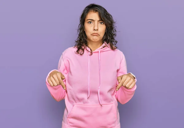 Jonge Spaanse Vrouw Draagt Casual Sweatshirt Naar Beneden Wijzend Droevig — Stockfoto