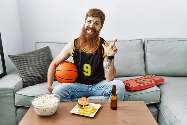Caucasian Man Long Beard Holding Basketball Ball Cheering Game Cheerful — Stock Photo, Image