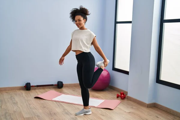 Jong Afrikaans Amerikaans Vrouw Glimlachen Zelfverzekerd Stretching Bij Sport Center — Stockfoto