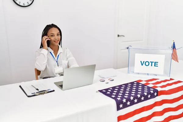 Young African American Woman Talking Smartphone Working Electoral College — Foto Stock