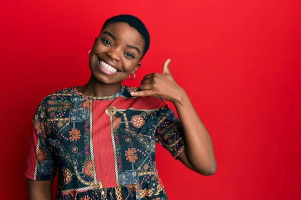 Joven Mujer Afroamericana Vistiendo Estilo Africano Sonriendo Haciendo Gesto Telefónico — Foto de Stock