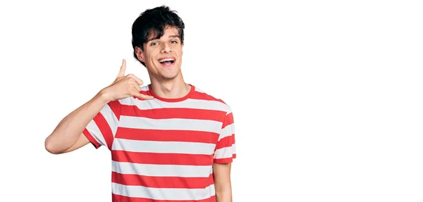 Hombre Joven Hipster Guapo Con Camiseta Rayas Casuales Sonriendo Haciendo —  Fotos de Stock