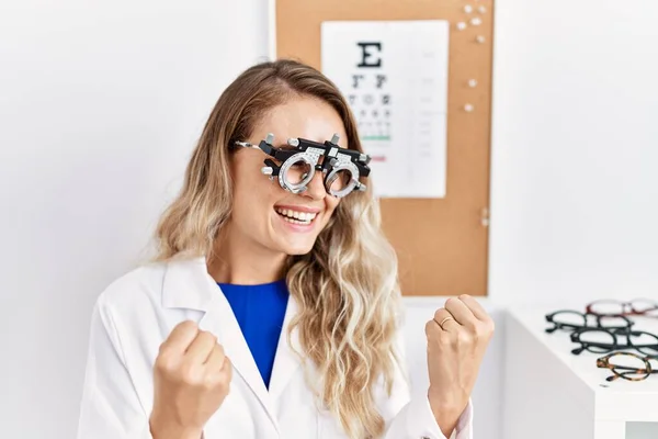 Jonge Mooie Opticien Vrouw Draagt Optometrie Bril Kliniek Erg Blij — Stockfoto