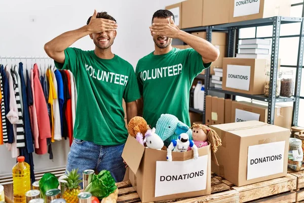 Pareja Gay Joven Vistiendo Camiseta Voluntaria Donaciones Pie Sonriendo Riendo —  Fotos de Stock