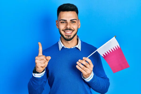 Jovem Hispânico Com Barba Segurando Bandeira Qatar Sorrindo Com Uma — Fotografia de Stock