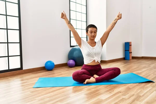 Junge Hispanische Frau Macht Sign Training Yoga Sportzentrum — Stockfoto