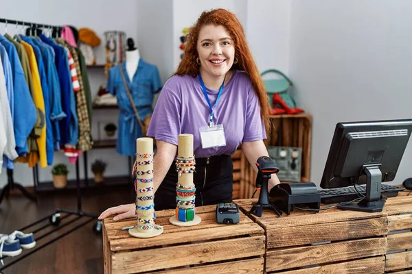 Молодая Рыжая Женщина Улыбается Уверенно Работая Магазине Одежды — стоковое фото