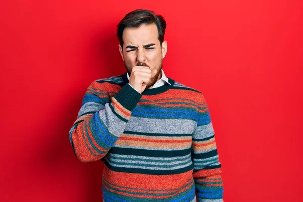 털실같은 스웨터 수염을 기르고 병리학자는 감기나 기관지염의 증상으로 불편하고 기침을 — 스톡 사진