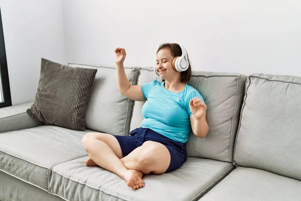 Brünette Frau Mit Syndrom Sitzt Mit Kopfhörern Auf Dem Sofa — Stockfoto