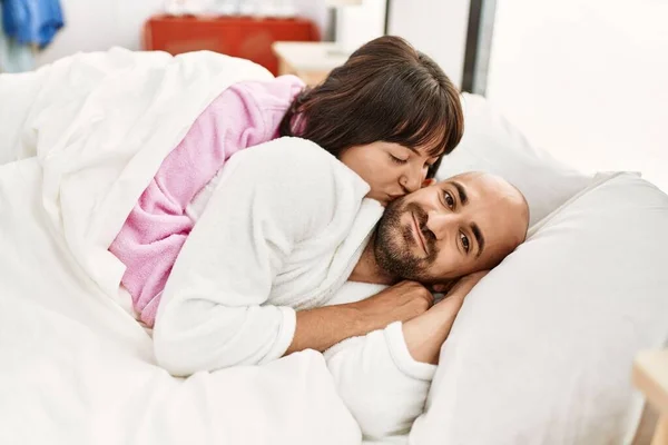 Jeune Couple Hispanique Souriant Heureux Couché Sur Lit Dans Chambre — Photo