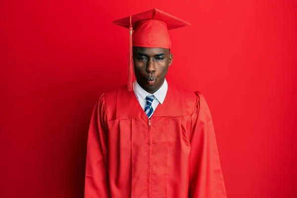 Młody Afrykański Amerykanin Noszący Czapkę Dyplomową Szlafrok Robiący Rybią Twarz — Zdjęcie stockowe