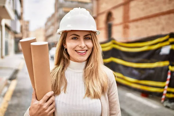 Jeune Femme Blonde Portant Casque Sécurité Tenant Des Plans Dans — Photo