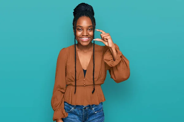 Jonge Afro Amerikaanse Vrouw Draagt Casual Kleding Glimlachend Zelfverzekerd Gebaar — Stockfoto