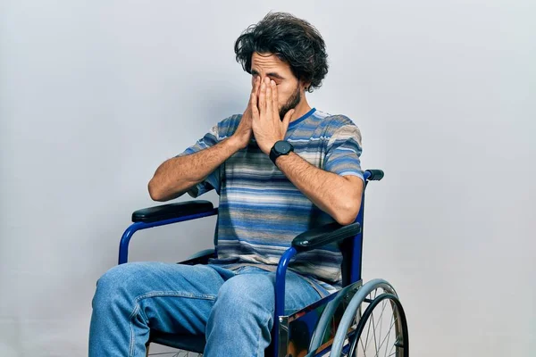 Tekerlekli Sandalyede Oturan Yakışıklı Spanyol Yorgunluk Baş Ağrısı Için Gözlerini — Stok fotoğraf