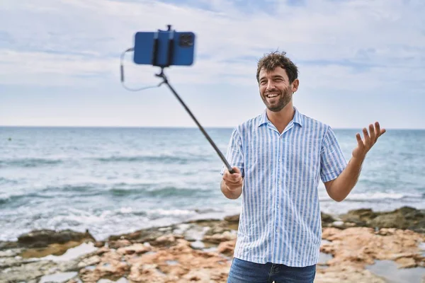 Молодий Іспаномовний Чоловік Посміхається Щасливий Маючи Відеодзвінок Допомогою Смартфона Пляжі — стокове фото
