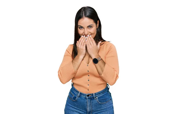 Mujer Hispana Joven Vistiendo Ropa Casual Riendo Riéndose Avergonzada Cubriendo — Foto de Stock