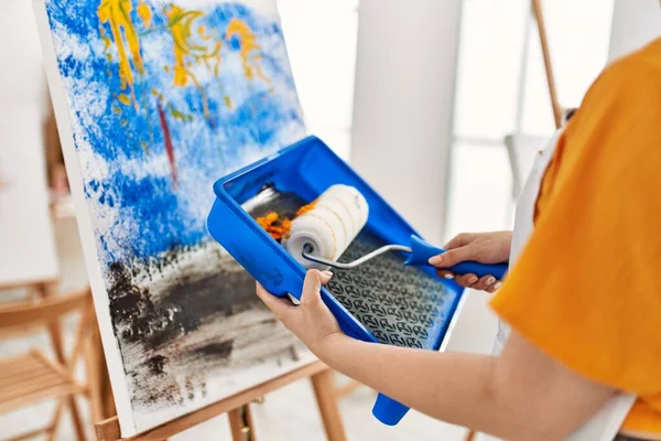 Mulher Pintura Estudante Pintura Usando Rolo Estúdio Arte — Fotografia de Stock