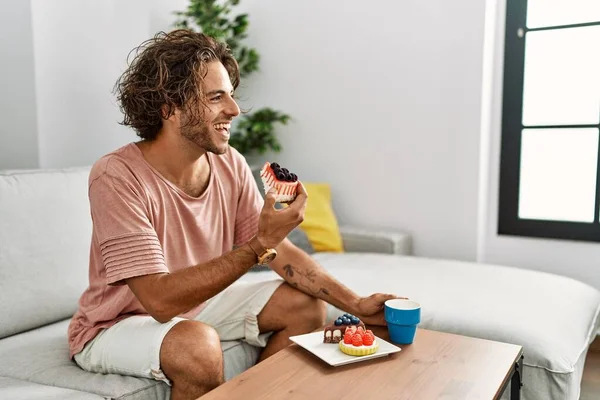 Jovem Hispânico Tomando Café Manhã Sentado Sofá Casa — Fotografia de Stock