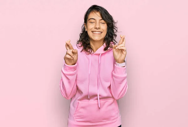 Jonge Spaanse Vrouw Met Casual Sweatshirt Gekruiste Vinger Gekruist Glimlachend — Stockfoto