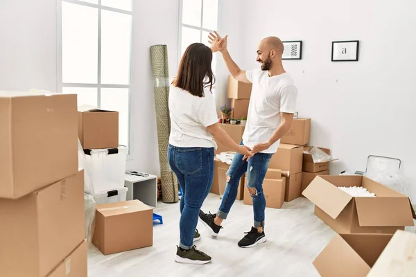 Junges Hispanisches Paar Lächelt Glücklich Beim Tanzen Neuen Zuhause — Stockfoto