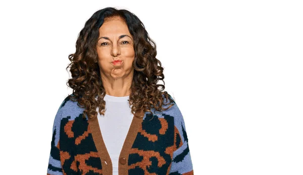 Hispanische Frau Mittleren Alters Lässiger Kleidung Die Wangen Mit Lustigem — Stockfoto