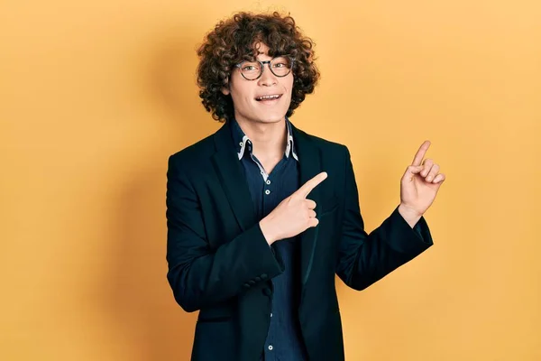 Joven Guapo Con Chaqueta Negocios Gafas Sonriendo Mirando Cámara Apuntando — Foto de Stock