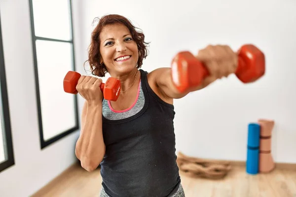 Mulher Hispânica Meia Idade Desportiva Sorrindo Treinamento Feliz Usando Halteres — Fotografia de Stock