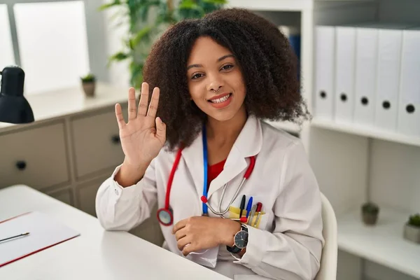 Young African American Woman Wearing Doctor Uniform Saying Hello Clinic — Stok fotoğraf