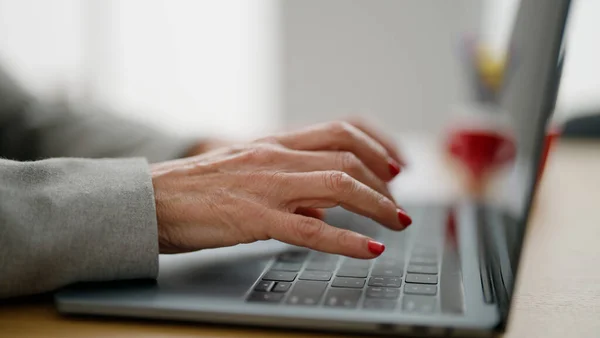 Hispanische Geschäftsfrau Mittleren Alters Arbeitet Büro — Stockfoto