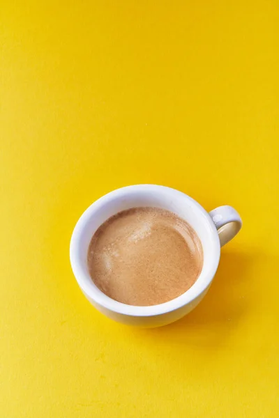 Uma Xícara Café Com Leite Sobre Fundo Amarelo — Fotografia de Stock