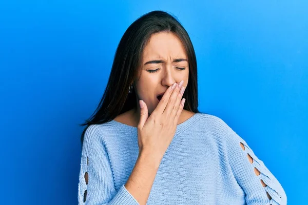 Joven Chica Hispana Vestida Con Ropa Casual Aburrida Bostezando Cansada —  Fotos de Stock