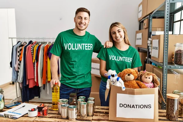 Jong Hispanic Vrijwilliger Paar Glimlachen Gelukkig Staan Bij Liefdadigheidscentrum — Stockfoto