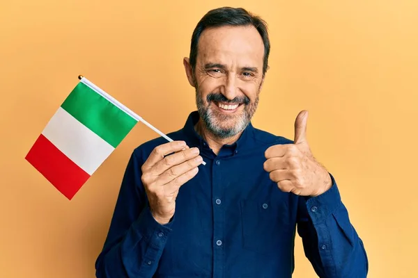 Hispanischer Mann Mittleren Alters Mit Italienischer Fahne Der Glücklich Und — Stockfoto