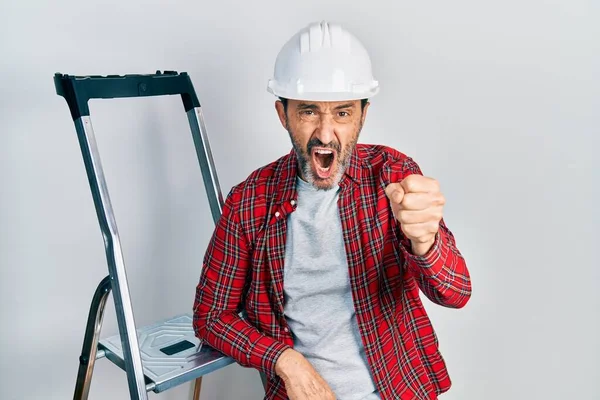 Homem Trabalhador Hispânico Meia Idade Usando Escada Irritado Frustrado Gritando — Fotografia de Stock