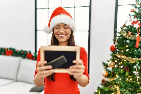 Genç Latin Kadın Evde Noel Ağacının Yanında Fotoğrafa Bakıyor — Stok fotoğraf