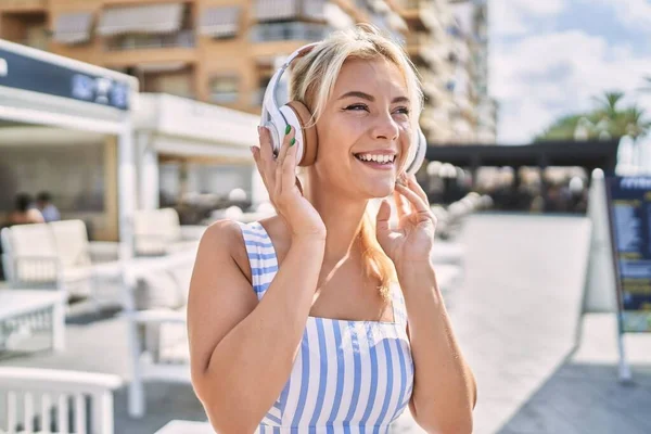 Fiatal Szőke Lány Mosolyog Boldog Zenét Hallgatni Városban — Stock Fotó