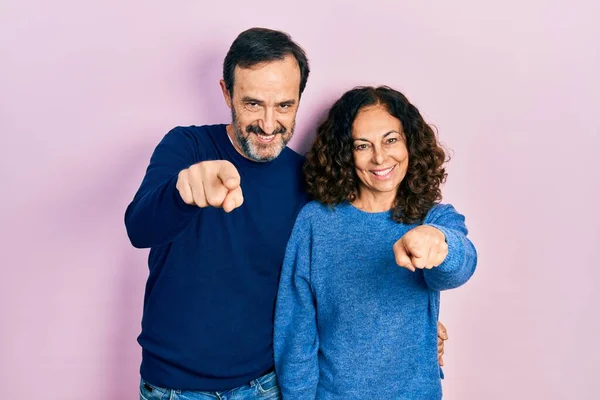 Medelålders Par Latinamerikanska Kvinna Och Man Kramas Och Står Tillsammans — Stockfoto