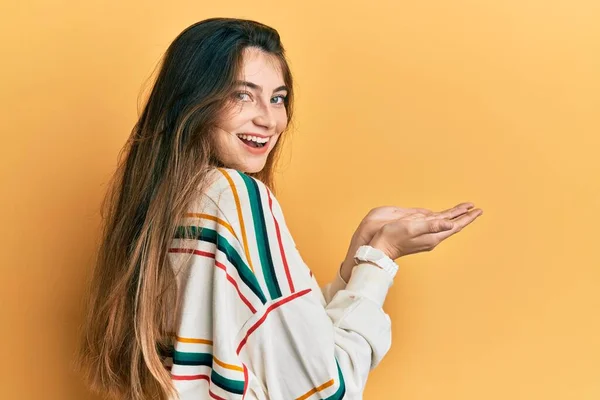 Mujer Caucásica Joven Con Ropa Casual Señalando Lado Con Las — Foto de Stock