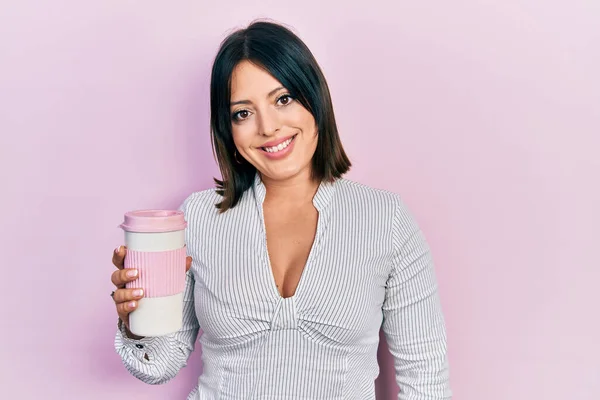 Ung Latinamerikansk Kvinna Dricker Kopp Kaffe Ser Positiv Och Glad — Stockfoto