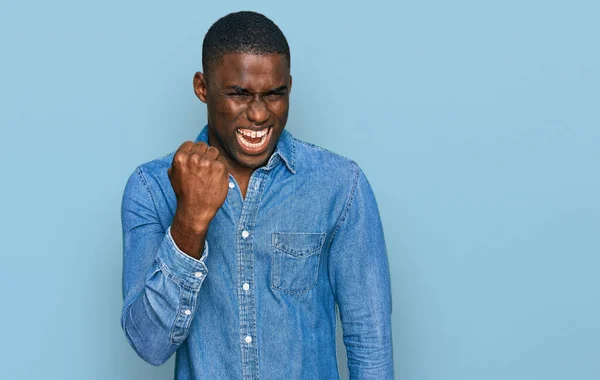 Joven Hombre Afroamericano Vistiendo Ropa Casual Enojado Loco Levantando Puño — Foto de Stock