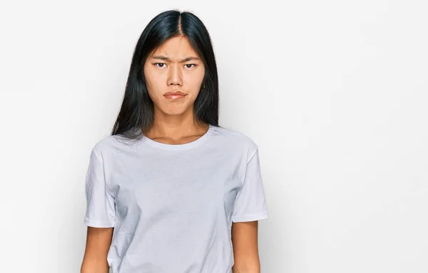 Hermosa Mujer Asiática Joven Con Camiseta Blanca Casual Que Mira —  Fotos de Stock