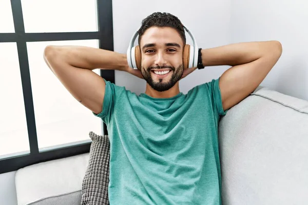 Ung Arabisk Man Lyssnar Musik Sittandes Soffan Hemma — Stockfoto